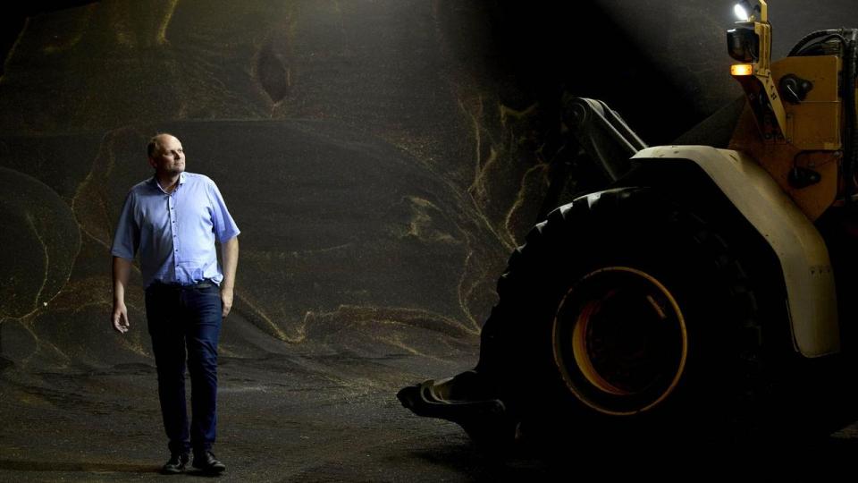 Morten Simonsen, der er sjette generation i familievirksomheden Emmelev, frygtede i 2022, at der kunne blive slukket for gassen. For at forberede sig på den risiko installerede virksomheden fire multibrændere, der både kan bruge gas og olie i sine produktionsanlæg. Det gør virksomheden mindre sårbar i dag, mener direktøren.