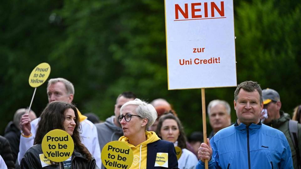 Omkring 200 Commerzbank-medarbejdere protesterede torsdag mod opkøbsforsøg fra italiensk storbank i anledning af den tyske banks årlige generalforsamling.