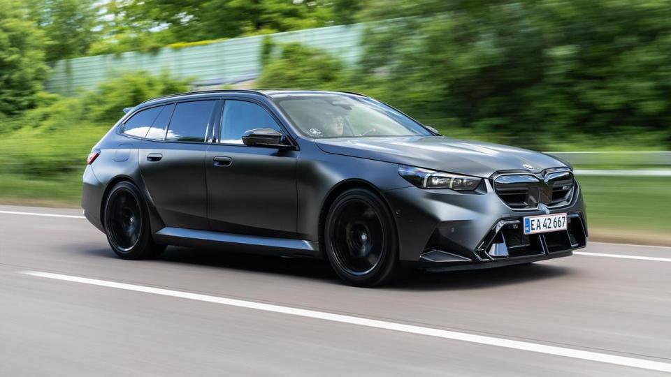 Den matte, mørkegrå metallak på testbilen koster 73.240 kr. og ser godt ud nyvasket, men tiltrækker fedtede fingeraftryk. 20” alufælge for og 21” bag er standard, mens testbilens alufælge med sportsdæk koster 26.366 kr.