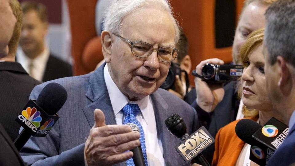 94-årige Warren Buffett meddelte i begyndelsen af maj, at han ved udgangen af året træder tilbage som topchef i investeringsselskabet Berkshire Hathaway. Hvornår den kommende topchef præcis tiltræder, er endnu uvist.