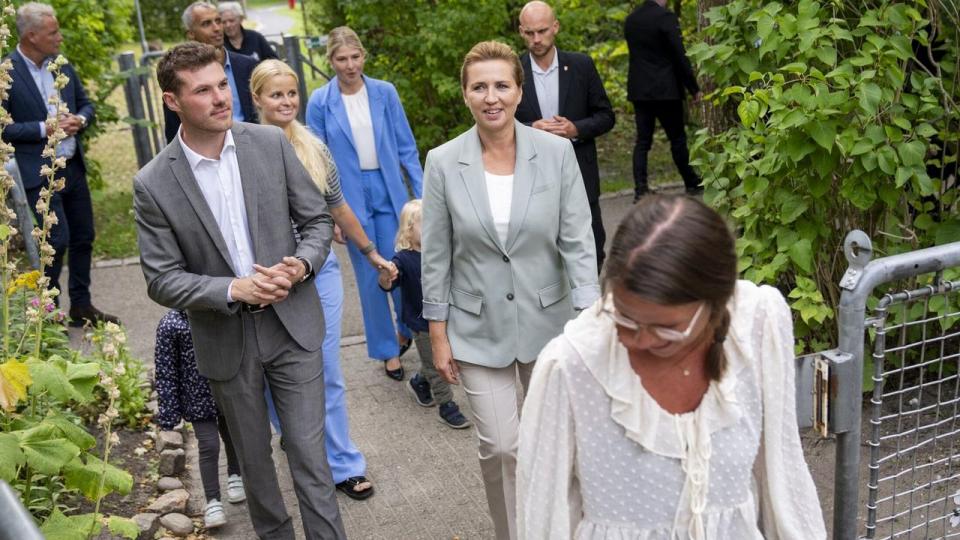 Statsminister Mette Frederiksen italesatte allerede i oktober behovet for bedre beskyttelse af folkevalgte. Det var, inden Aarhus‘ borgmester Anders Winnerskjold fik politibeskyttelse. Her ses de på vej til Socialdemokratiets sommergruppemøde i en daginstitution i august.