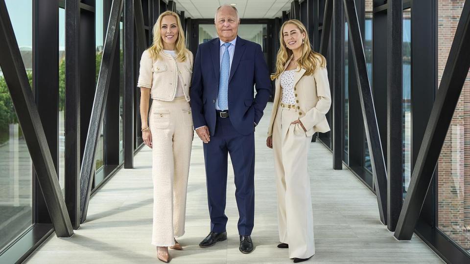 Torben Østergaard Nielsen flankeret af døtrene Nina Østergaard (t.v.) og Mia Østergaard Rechnitzer                           
