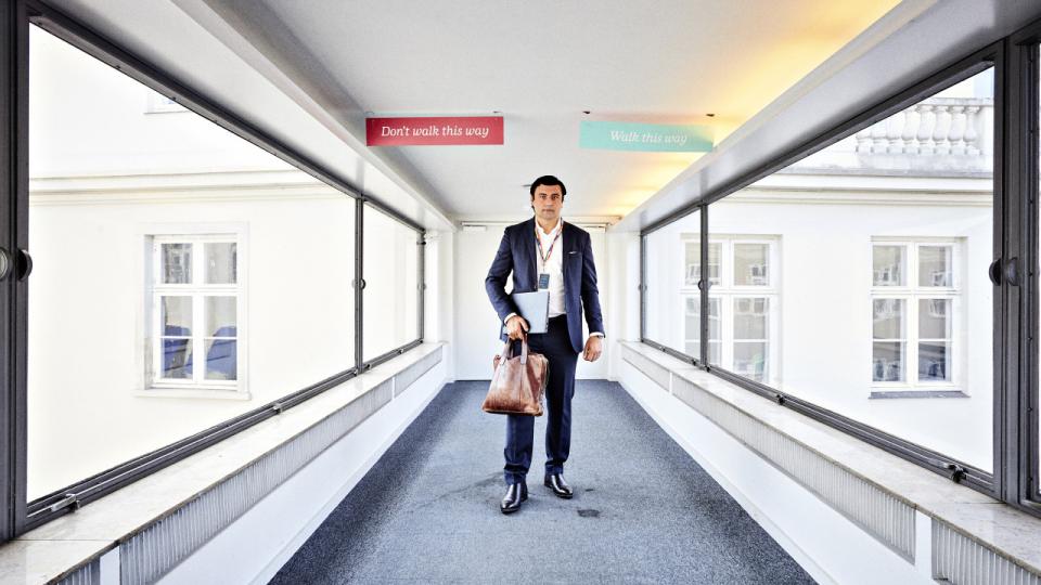 Inden corona brugte Danske Banks ejendomsdirektør, Taid Qazi, 45 min. hver dag på at køre fra sit hjem i Holte til hovedsædet ved Holmens Kanal. Nu kan han i stedet vælge at blive hjemme eller køre en kortere tur til bankens kontor i Høje Taastrup. Foto: Magnus Møller