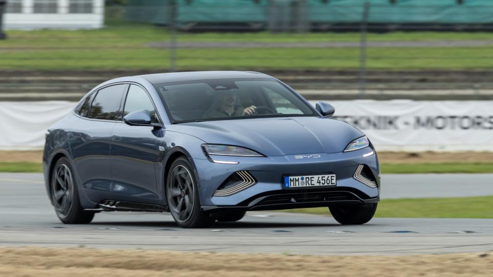 Sedanen Seal fra kinesiske BYD er en anelse større end Tesla Model 3. 82 kWh batteriet er integreret i gulvet for at kunne sænke det 10-15 mm, og priserne begynder ved 349.995 kr.
