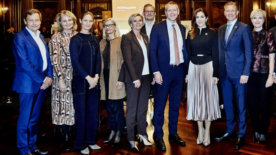 Tidligere bæredygtighedschef hos Mærsk, Annette Stube, ses her som nummer to fra venstre, da Mærsk vandt prisen for bedste CRS-regnskab. Den blev uddelt af Kronprinsesse Mary. Til venstre for hende Mærsk-direktør Morten Engelstoft. Arkivfoto: Carsten Lundager.
