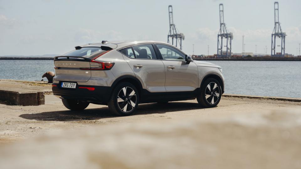 Volvo C40 debuterede i 2021 og kom til Danmark samme år som en coupéfætter til Volvo XC40. PR-foto