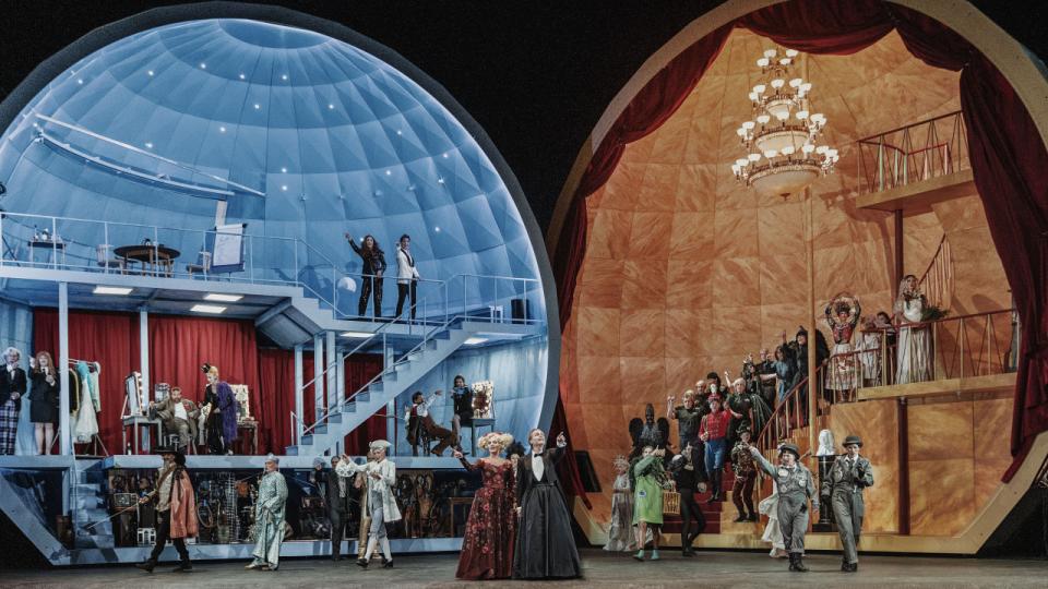 Musicals sælger også billetter til dem, der ellers ikke plejer at gå i Det Kongelige Teater. Billedet viser musicalen “Den Glade Enke”. PR-foto.