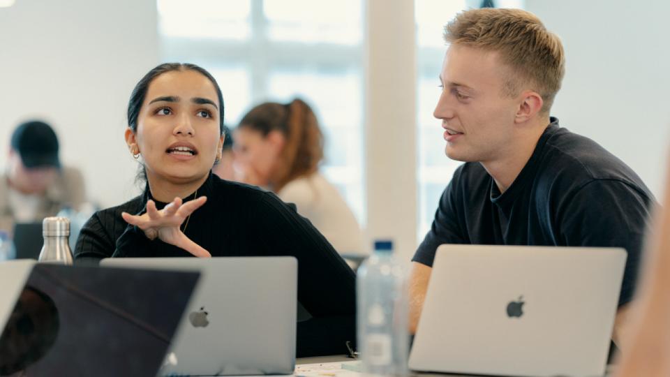 Studerende på CBS får ud over de erhvervsøkonomiske fagligheder et sæt ekstra færdigheder med sig, der ifølge CBS skal gøre dem i stand til “at agere kompetent, ansvarligt og holistisk som ledere og medarbejdere.” PR-foto: CBS/Kasper Kristoffersen