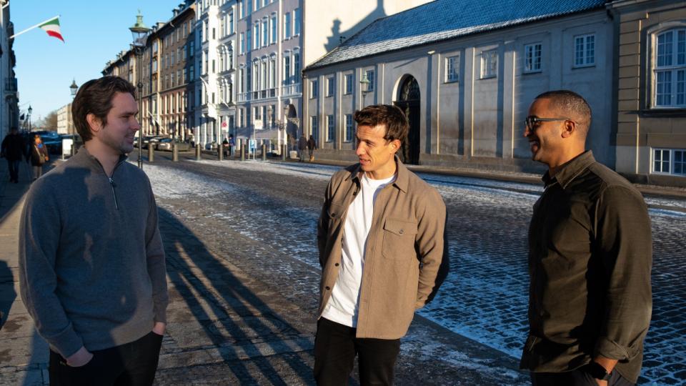 Stifterne Martin Sandø Jensen, Niclas Adegnika og Troels Burmølle hos Uniify. Foto PR