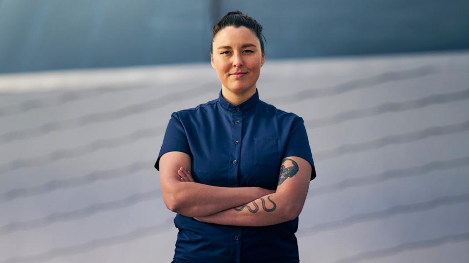 Kokken Anika Madsen har gjort lynkarriere i dansk gastronomi. Her står hun foran Salmon Eye, hvor den nye restaurant åbner. Foto: John Asle E. Hansen.