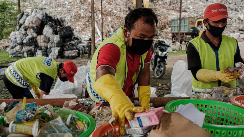 Alliance To End Plastic Waste, stiftet af spillere i plastikkens værdikæde, hiver iværksættere og startups ind til at hjælpe med projekter som affaldssortering i f.eks. Jembrana på Bali, hvor affaldet i dag sorteres centralt. Foto: Alliance To End Plastic Waste