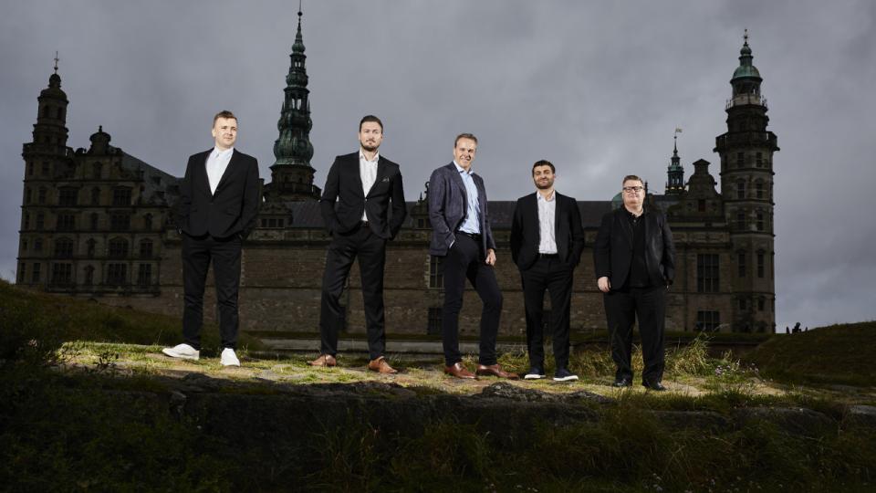 Uniqkey-holdet foran Kronborg. Fra venstre teknisk direktør Roman Parashchak, marketingdirektør Simon C. Hellstrøm-Melander, investor og bestyrelsesmedlem Jesper Zerlang, adm. direktør Hakan Yagci og kommerciel direktør Magnus Cohn.