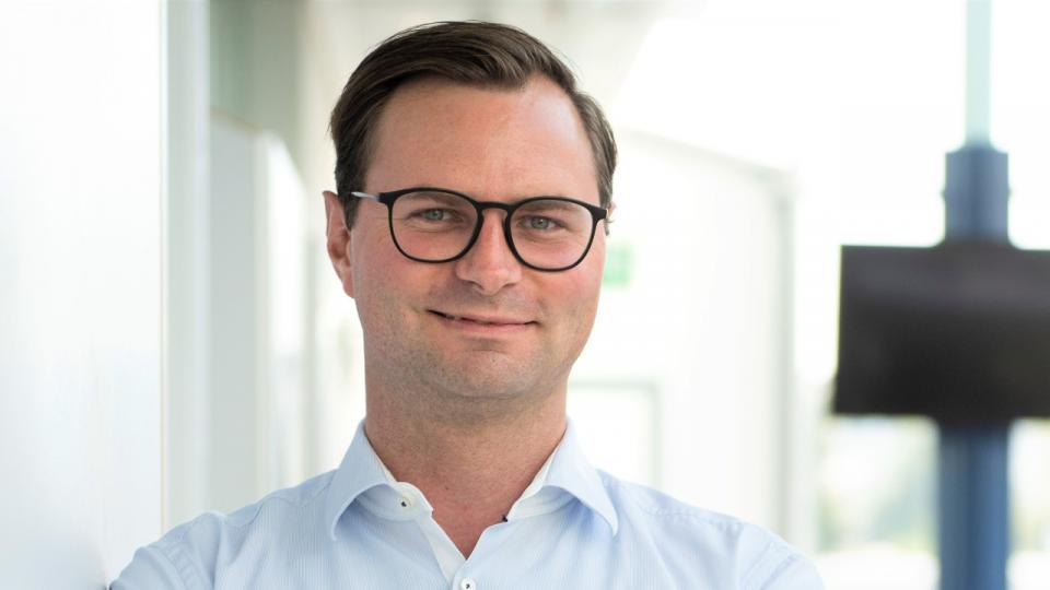 “Vi vidste, vores løsninger ville have en betydning for virksomheders CO2-udledning. Og vi håbede på et bemærkelsesværdigt resultat. Men det samlede tal, 37 megatons, er simpelthen så stort, at vi selvfølgelig blev positivt overraskede,” siger Alexander Gührer, CCO i TeamViewer. Foto: PR