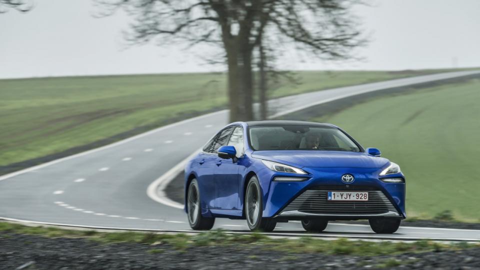 Mirai står knivskarpt i modsætning til den klodsede og futuristiske forgænger, der savnede elegance. 19" alufælge er standard på bilen, der med 496 cm i længden er en fullsize sedan. Fotos: Søren Juul & A. Hansen