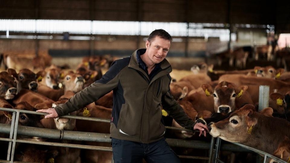 Søren Madsen er anden generation på gården, og har gennemført flere initiativer for at nedbringe sin CO2-udledning. Hans CO2-udledning bliver løbende holdt op bliver holdt op mod sammenlignelige Arla-mælkebønder og hans egen historik på gården. På den måde kan han overvåge, om hans udledning flytter sig i den rigtige retning. Foto: Kasper Kristoffersen.