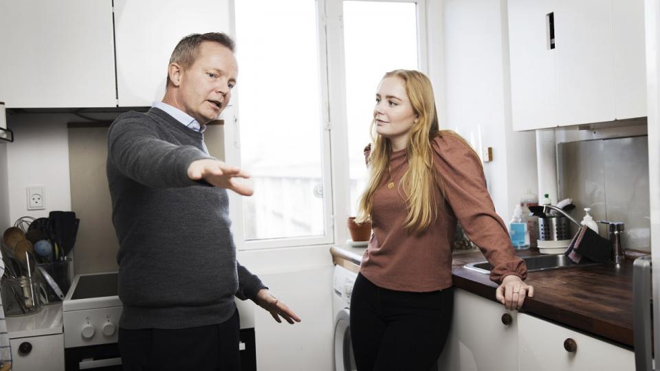 Investeringsekspert i Nordea, Lars-Kristian Olsen, har med sin hustru investeret i en forældrekøbslejlighed til den ældste datter, tæt på sit eget hjem. Det betyder, at han let kan komme forbi og hjælpe hende, hvis der er behov for det. "Det giver mig tryghed at vide, at jeg kan være der på kort tid," siger han. Foto Jacob Nielsen