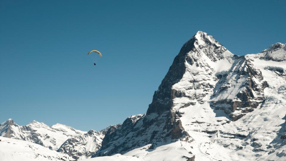Foran Victoria-Jungfrau Grand Hotel & Spa er en stor grøn plads, hvorfra man kan tage på paragliding-tur op i bjergene. PR-foto: Mattias Nutt