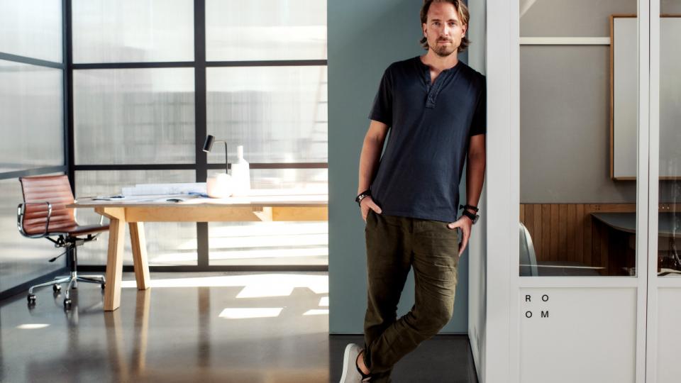Morten Meisner-Jensen, stifter af interiørvirksomheden Room, lancerer tre nye produkter, deriblandt et mobilt mødelokale til to-fire personer. PR-foto