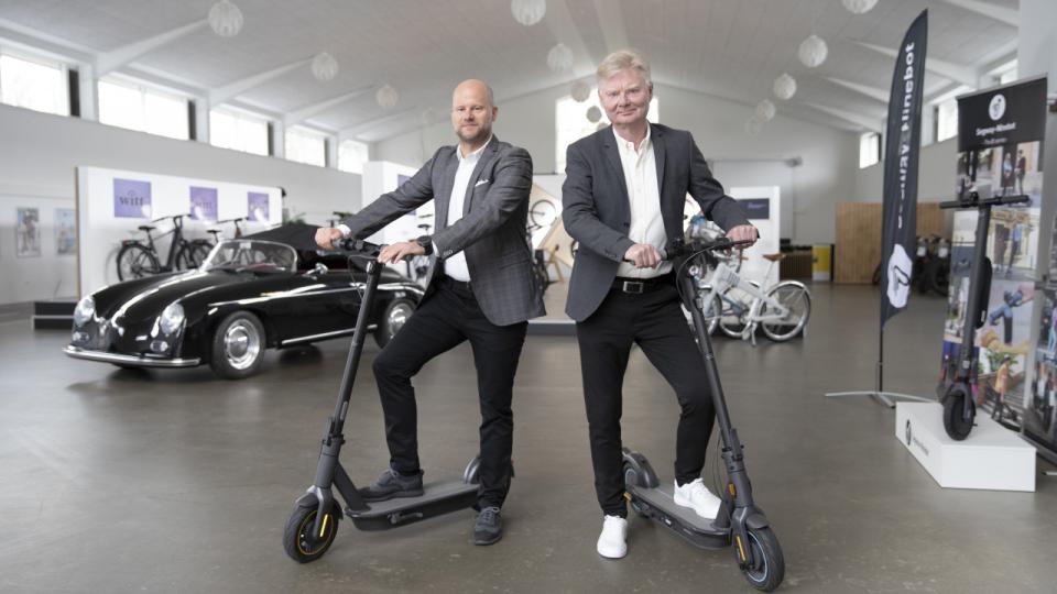 Witt-koncernen har solgt mange elløbehjul til folk, der under corona ikke ønskede eller kunne tage offentlig transport. Her prøver direktør Claus Tange (t.v.) og ejer Allan Witt. PR-foto