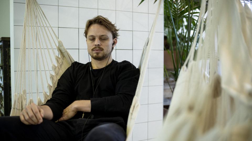 Søren Nørgaard, stifter af virksomheden Teamway, er en af de mange selvstændige, som har fået øget fokus på deres mentale helbred. Derfor tester han nu en ny app fra banken Lunar med bl.a. yoga og meditation. Foto: Andreas Vinther