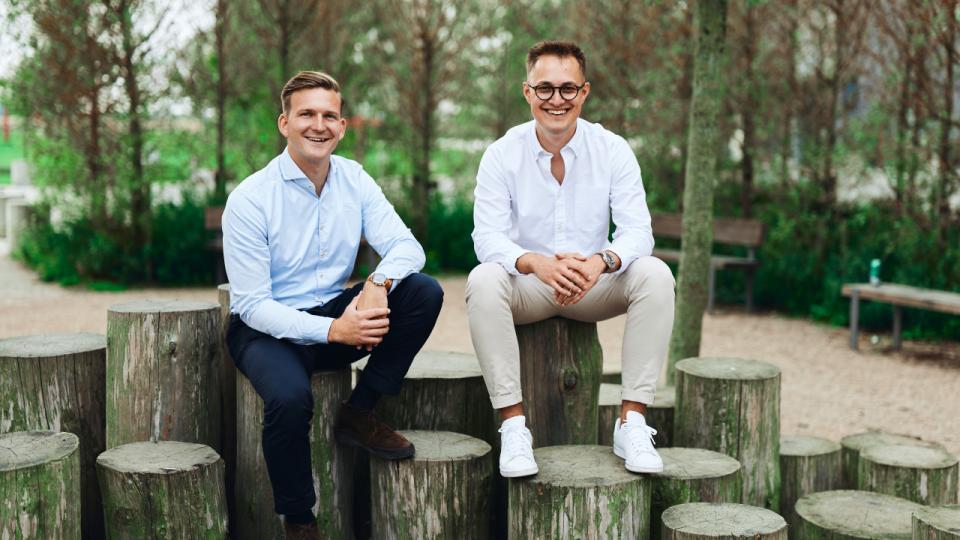 Mads Paaskesen (tv.) og Kristian Larsen stiftede PL & Partners i 2015 i førstnævntes forældres garage, efter at de to havde solgt virksomheden Wristbuddy, mens de stadig gik i gymnasiet. PR-foto