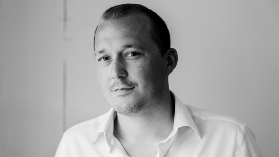 Produktchef hos Tier1asset, Nicolai Glargaard, slår fast, at den tiltagende brug af kunstig intelligens i virksomheden ikke vil bringe afskedigelser med sig. Foto: Esther Kofoed Sørensen