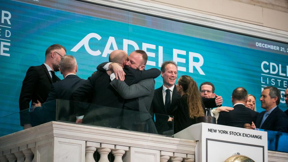 Mikkel Gleerup, topchef i Cadeler A/S (i midten), og Peter Brogaard Hansen, finansdirektør (t.h. for midten), åbnede handlen på NYSE torsdag i forbindelse med selskabets egen notering i USA. Foto: Michael Nagle