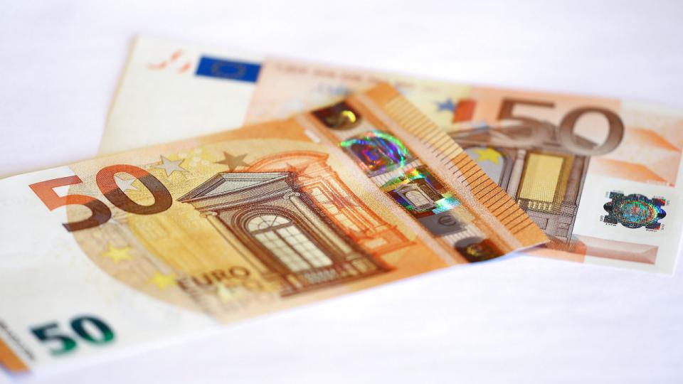 Euro skifter hænder på et marked i Nice. Der er voldsomme prisstigninger i eurolandene, og det får nu ECB til at opjustere inflationsprognosen. Foto: Eric Gaillard/Reuters/Ritzau Scanpix