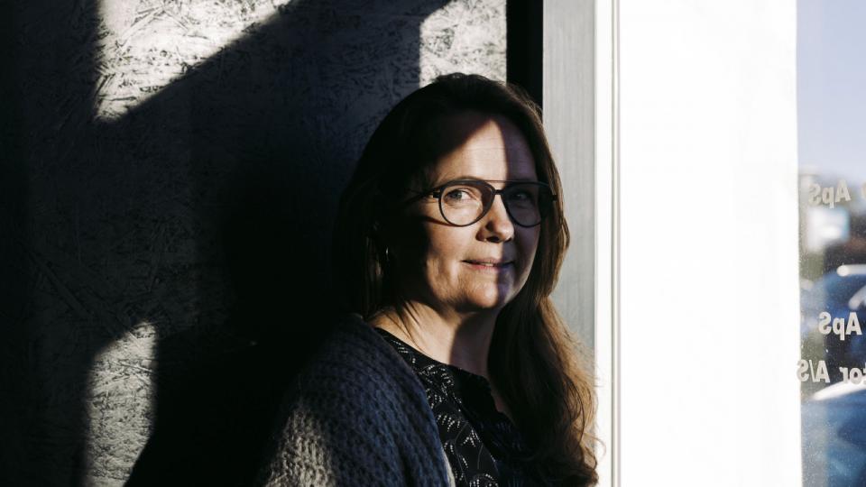 Anne Mygind, adm. direktør i Habiwe, udvikler møbler, der minder om en hule, og som har fokus på akustik og dæmpning af lyd. Foto: Tobias Nicolai