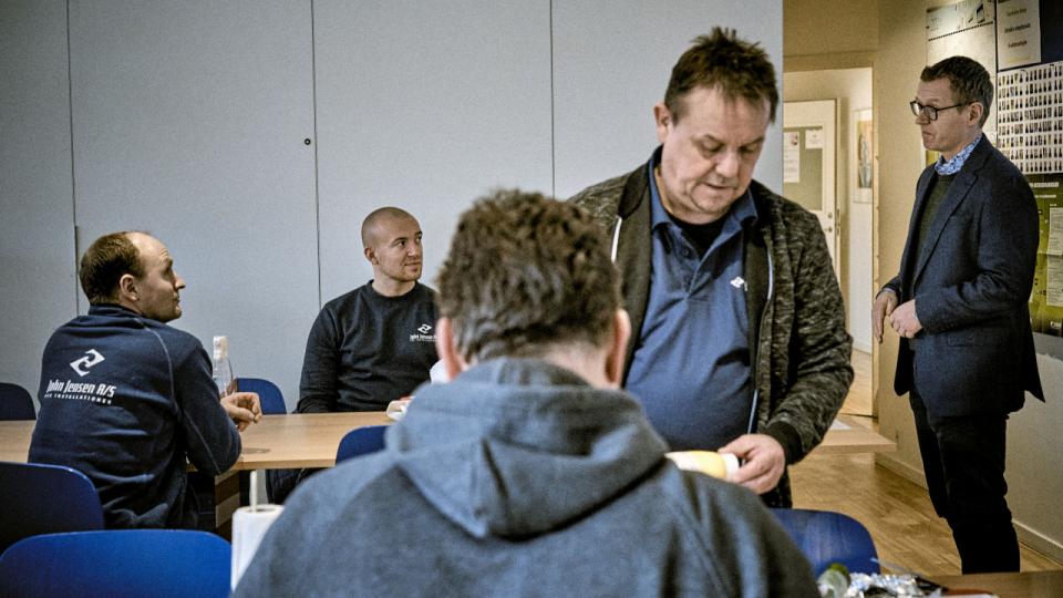 Jesper Leen Jensen (yderst til højre) mener, at virksomhedens vækst skal bygges på dygtige ansatte og et stærkt lag af mellemledere. Foto: Steven Achiam