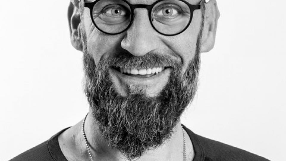 Knæene står for din retning i livet, mener Mikkel Kyneb, der har skrevet en bog om, hvad kroppen egentlig siger. PR-foto