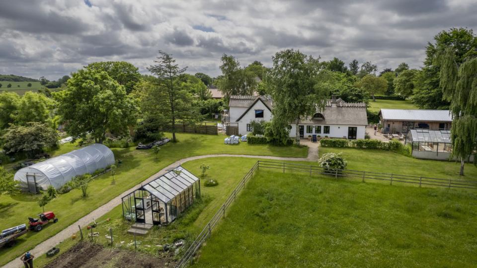 Tusindvis af landejendomme risikerer i den kommende tid at blive omdøbt fra landbrugsejendom til almindelig beboelse. Og det vil udløse højere skat på ejendommen. Arkivfoto: Søren Bidstrup/Ritzau Scanpix