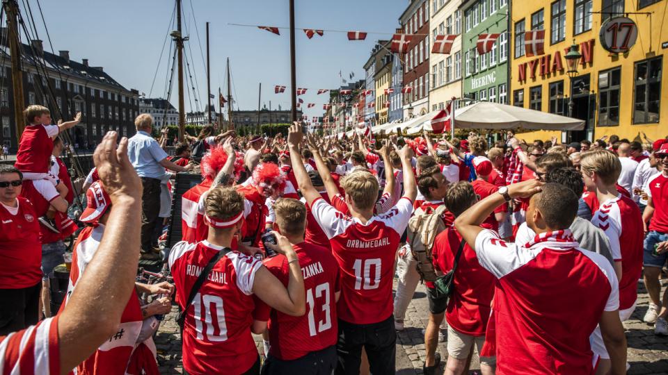 Stort set mennesketomt i Nyhavn. København fik de største tæsk under coronakrisen. Arkivfoto: Liselotte Sabroe/Ritzau Scanpix)