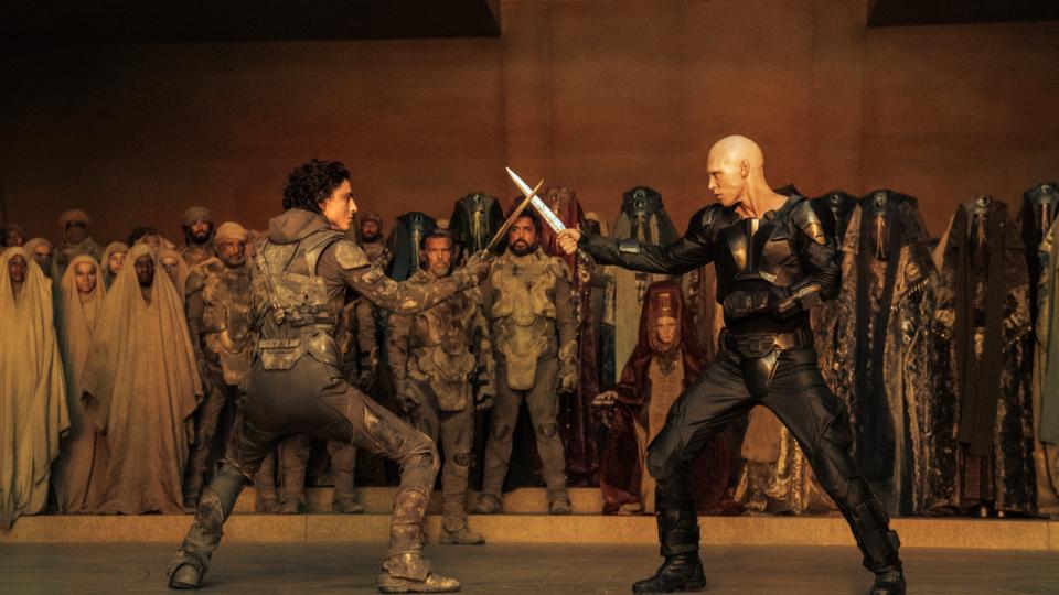 Kampen mellem det gode og det onde i “Dune: Del 2”. Paul Atreides (Timothée Chalamet) går i direkte clinch med Feyd-Rautha Harkonnen (Austin Butler). PR-foto
