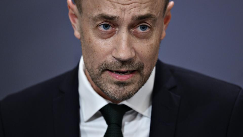 Regeringen skifter kurs og vil alligevel lade børn, der har en coronasmittet i familien, blive hjemme fra skole og daginstitution efter påske. Det oplyser sundheds- og ældreminister Magnus Heunicke (S).