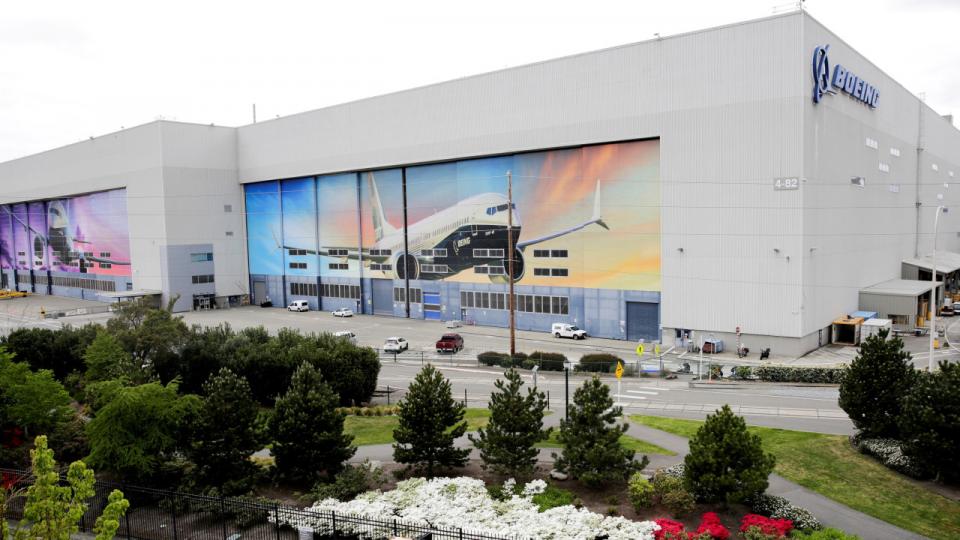 Den trængte flyproducent Boeing steg kraftigt onsdag på nyheden om, at en stor investeringsfond har købt op i aktien i maj. Boeing er ramt af to kriser. Sidste år af et globalt flyveforbud for 737 MAX efter to flystyrt. I år af coronapandemien, som har smadret rejseaktiviteten globalt.