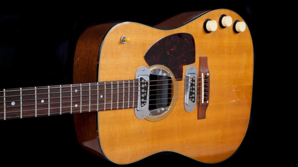 Denne guitar har tilhørt Nirvana-frontperson Kurt Cobain og er blevet solgt for cirka 40 millioner danske kroner.