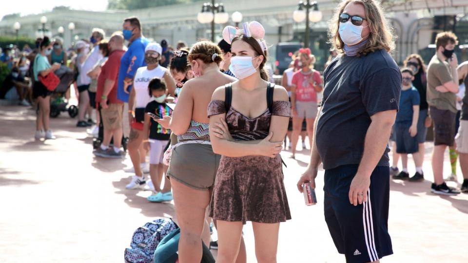 Der var lange køer foran Walt Disney World ved genåbningen lørdag. Alle gæster i forlystelsesparken skal bære mundbind.