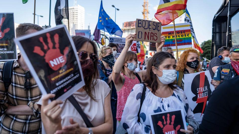 Demonstranter var fredag på gaden for at vise deres modstand mod den polske justitsministers melding om, at Polen allerede mandag vil tage hul på arbejdet med at trække sig fra en europæisk aftale mod vold mod kvinder i hjemmet.