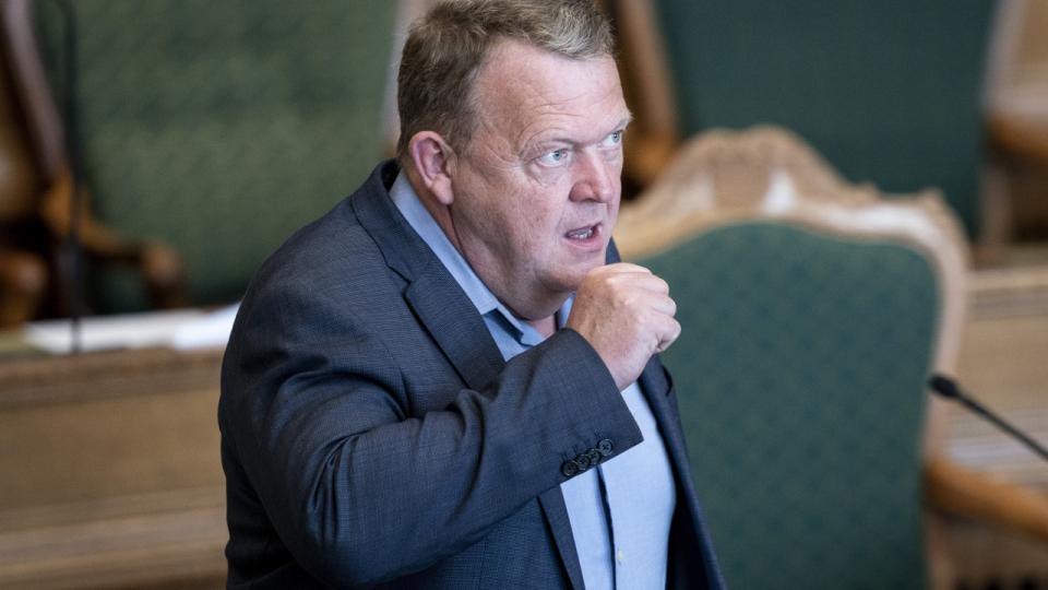 Venstres Lars Løkke Rasmussen skriver i sin bog, at han gør sig tanker om, at "sparke døren ind" i politik igen, efter at være trådt af som formand for Venstre.