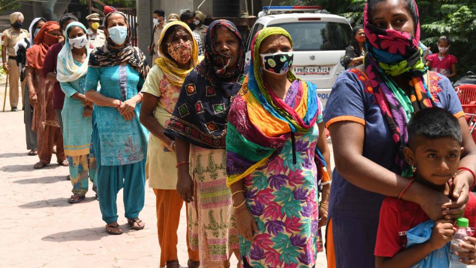 Folk i kø ved det politiske parti BJP, som uddeler madvarer til fattige i Amritsar. I et land, hvor 90 procent af arbejdsstyrken henter indtægter i de uformelle sektorer uden sociale sikkerhedsnet, er mange af de fattigste nu truet af sult som følge af pandemien.