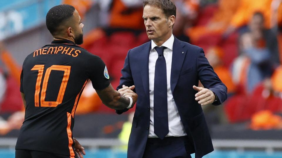 Frank de Boer har stor tro på sit hold. Her takker han Memphis Depay, der har scoret to mål ved EM.