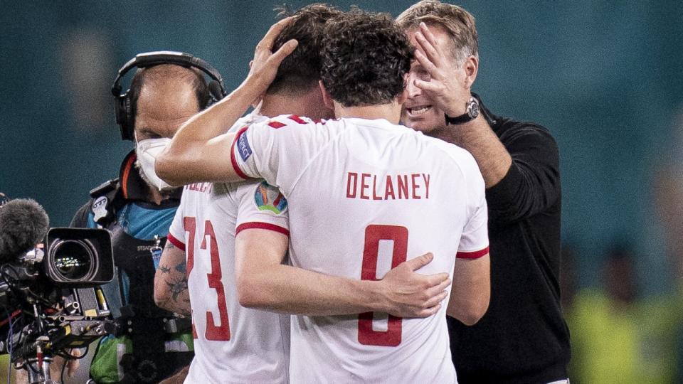 Thomas Delaney trøstede en udmattet, lykkelig og grædende Pierre-Emile Højbjerg, efter at kvartfinalen mod Tjekkiet blev fløjtet af i lørdags.