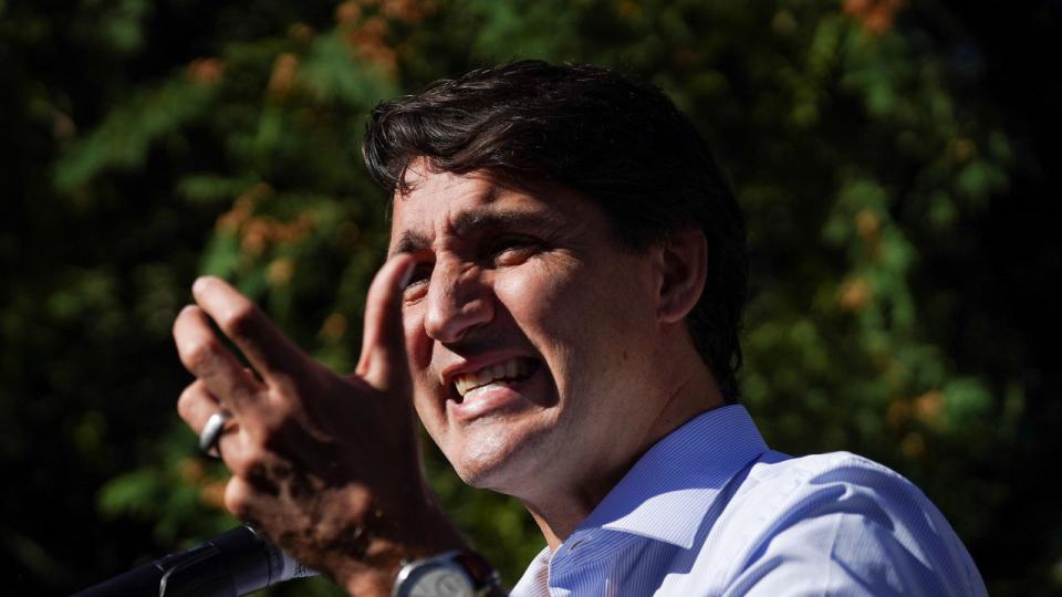 Canadas premierminister, Justin Trudeau, taler ved et vælgermøde lørdag i Aurora i delstaten Ontario. Et valg han håbede på at vinde let, da han udskrev valg i utide for at blive belønnet for regeringens coronaindsats. Men mange vælgere mener, det var en dårlig idé.