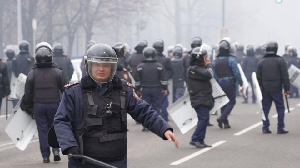 Politiet har været talstærkt til stede i Almaty for at forsøg at dæmpe urolighederne i byen.