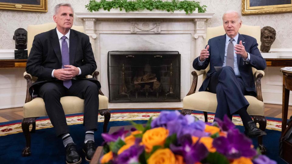 Kevin McCarthy (venstre), formand for Repræsentanternes Hus, og Joe Biden (højre), USA's præsident, nåede natten til søndag dansk tid frem til en foreløbig aftale om at hæve det amerikanske gældsloft. (Arkivfoto).