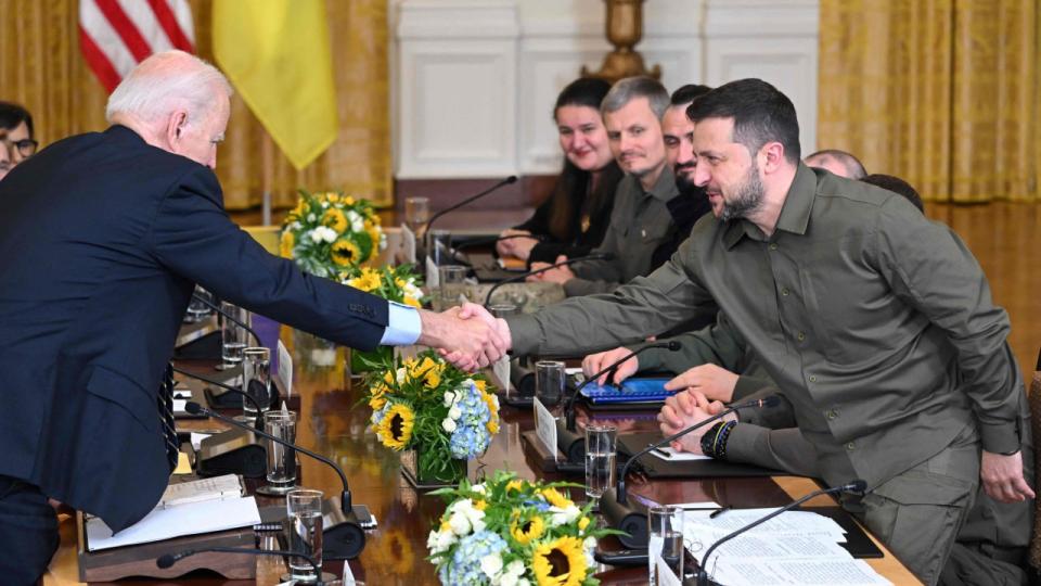 USA's præsident, Joe Biden, trykker hånd med den ukrainske præsident, Volodymyr Zelenskyj, under et møde i Det Hvide Hus torsdag.