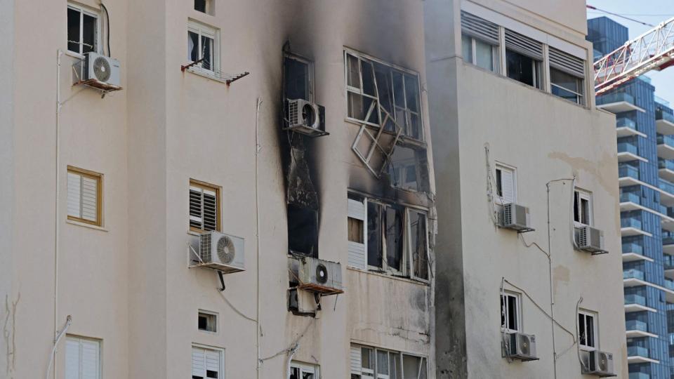 En kvinde er ifølge det israelske beredskab blevet dræbt i angrebet fra Hamas-bevægelsen. (Photo by JACK GUEZ / AFP)