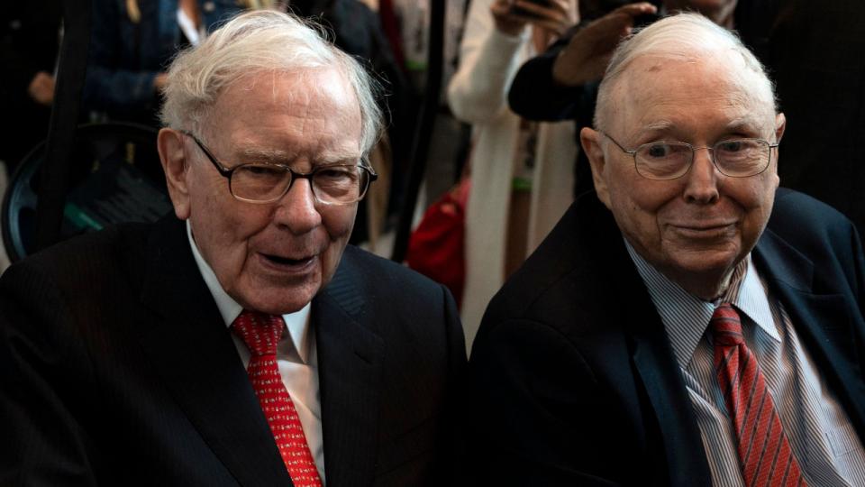 Charlie Munger (højre) har været Berkshire Hathaways næstformand siden 1978 og arbejdet tæt sammen med 93-årige Warren Buffett (venstre), en af verdens rigeste mænd. Arkivfoto: Johannes Eisele/Ritzau Scanpix