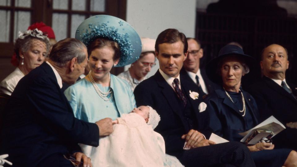 1968: Tre generationer til barnedåb i Holmens Kirke. Til venstre for dåbsbarn og forældre kong Frederik IX. Til højre farmor og farfar, Renée og André de Monpezat. Navnet blev Frederik André Henrik Christian.